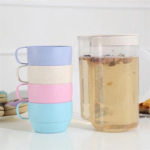 TOO KT-108 4db-os vegyes színekben búzaszalma műanyag bögre szett kancsóval, 13,5×20 cm