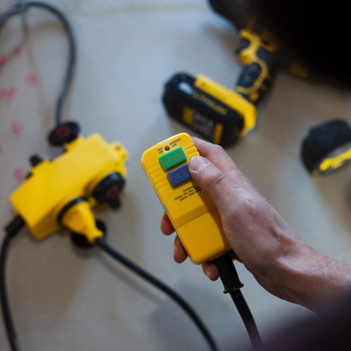 STANLEY 4-es elosztó kapcsolóval, RCD dugóval, 5m kábel, H07RN-F 3G1,5